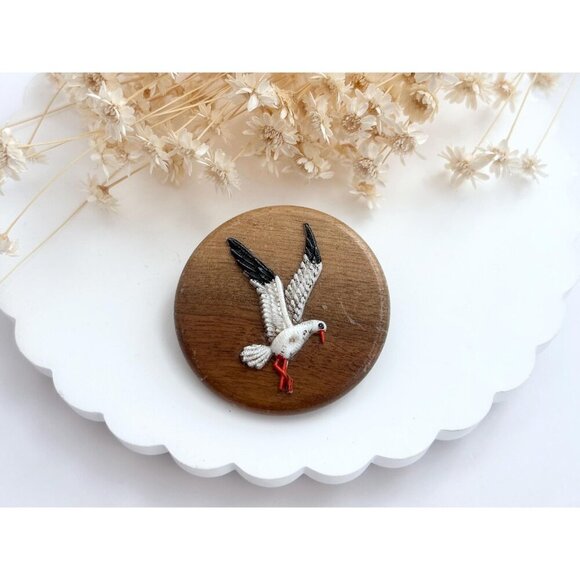 Seagull Figural Hand Painted Circular Shaped Solid Wood Vintage Brooch Pin - Picture 10 of 10